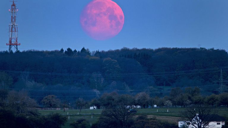 "Розова Луна" озарява априлското небе