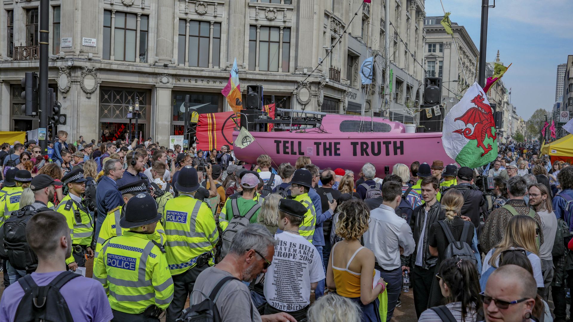 Протестиращите в Лондон природозащитници планират днес да блокират летище Хийтроу