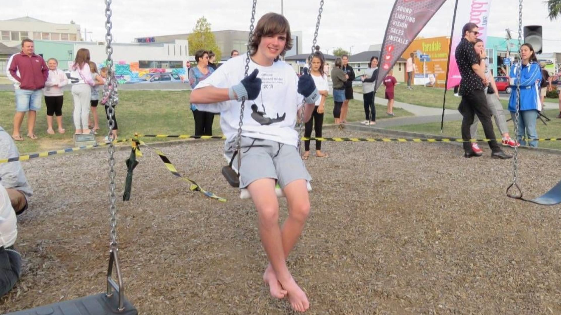 16-годишен новозеландец подобри световния рекорд по люлеене на люлка. Чарли
