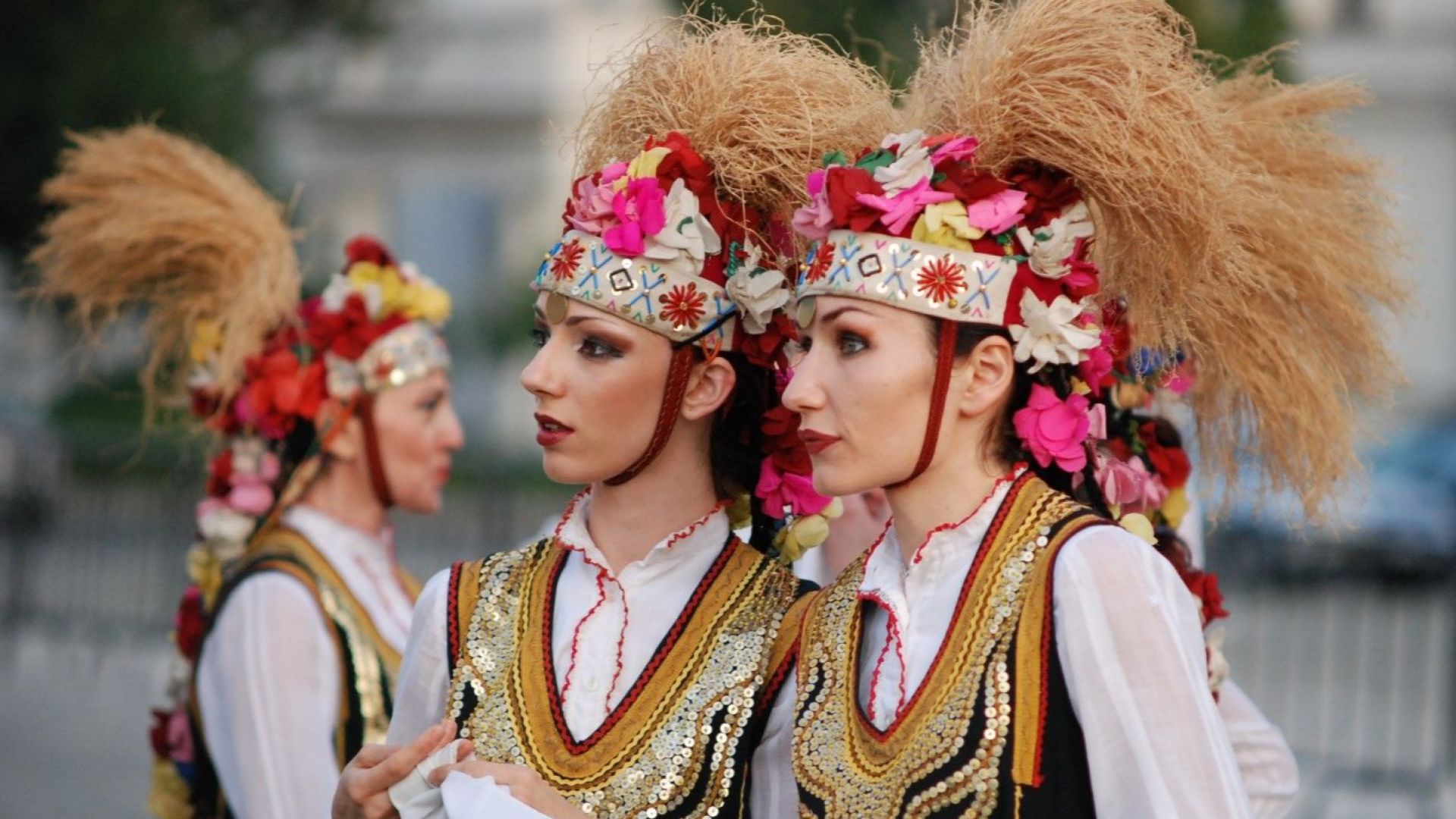 Православната църква отбелязва днес църковния празник Лазаровден който е с