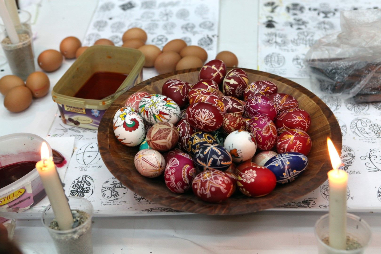 Според традицията великденските яйца се боядисват рано сутринта на Велики четвъртък или на Велика събота