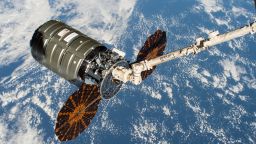 Американският товарен кораб Cygnus коригира орбитата на МКС за първи път 