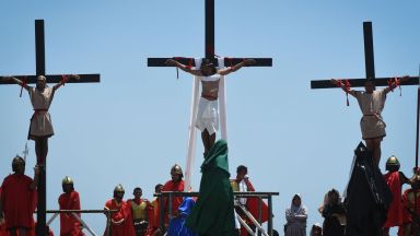 Традицията повелява: Разпнаха католици във Филипините, стотици се самобичуваха (снимки)