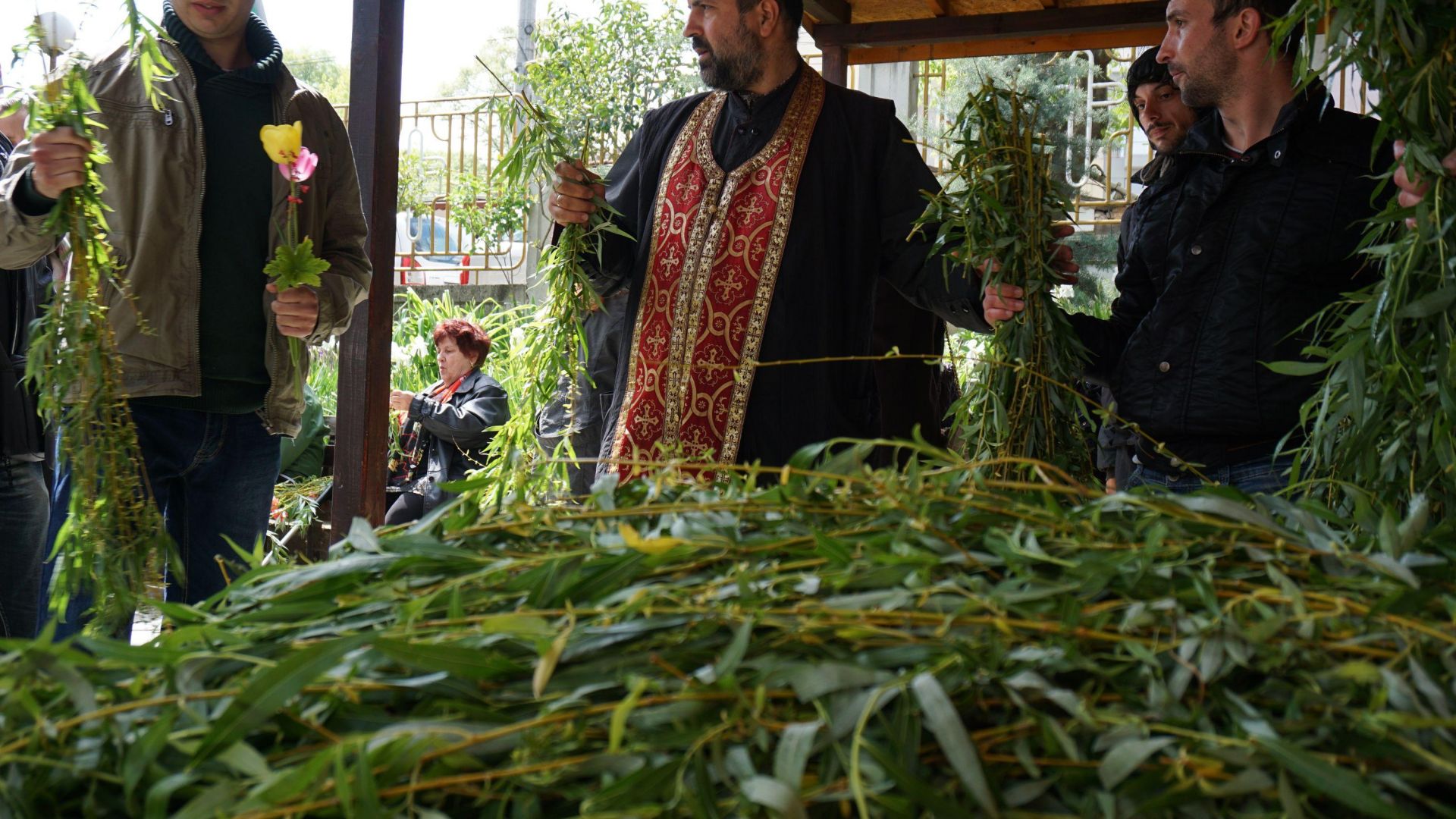 Свещеници от Бургас призоваха да не се внасят в храмовете