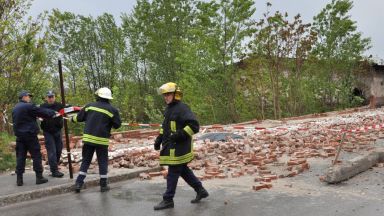  Падна стена на бивше военно отделение в Хасково, има умрял 