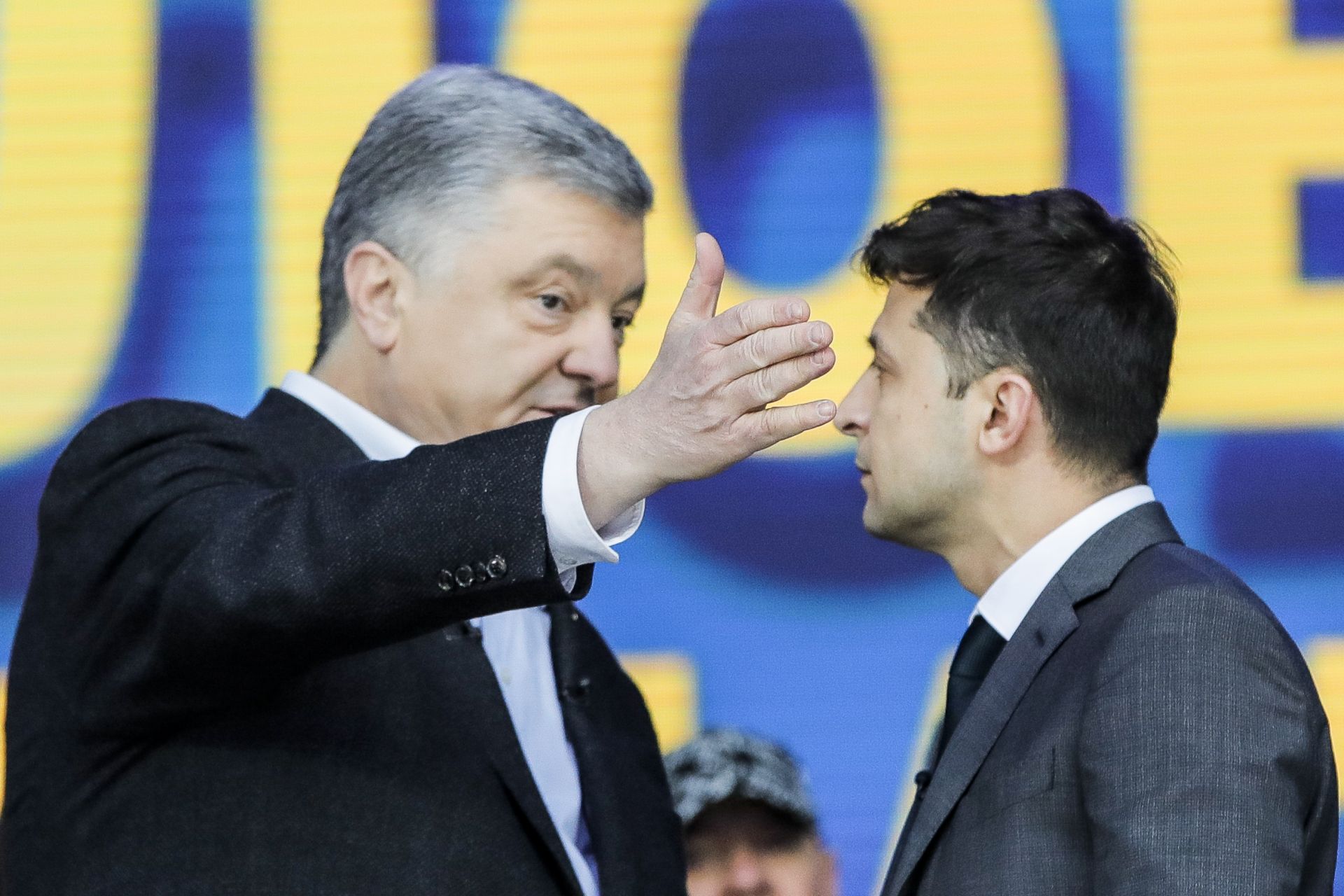 Основните претенденти за поста - досегашният държавен глава Петро Порошенко и комикът Володимир Зеленски