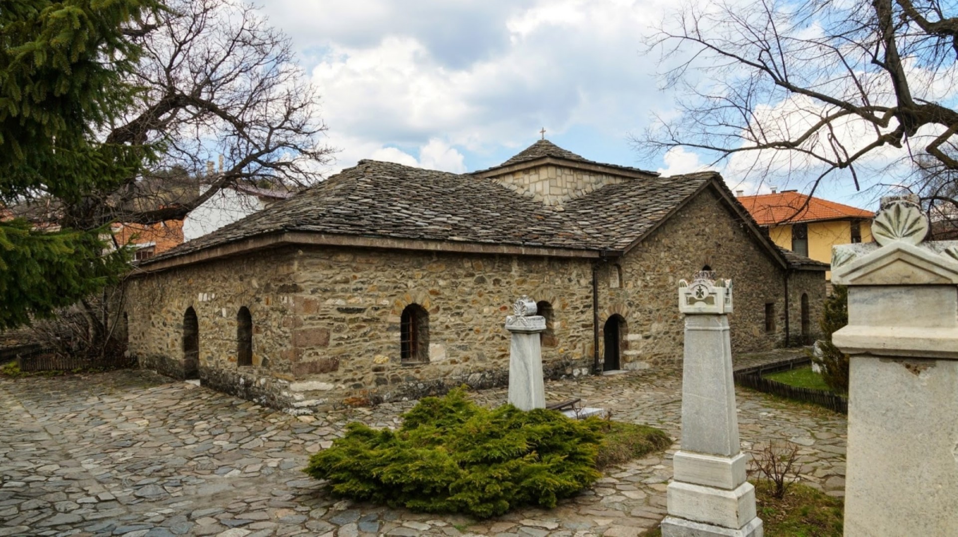 Батак впечатлява с потресаваща история и красив курорт