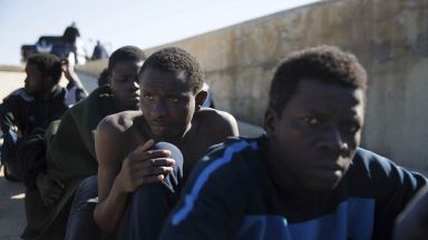Откриха 59 нелегални мигранти в български камион в Гърция