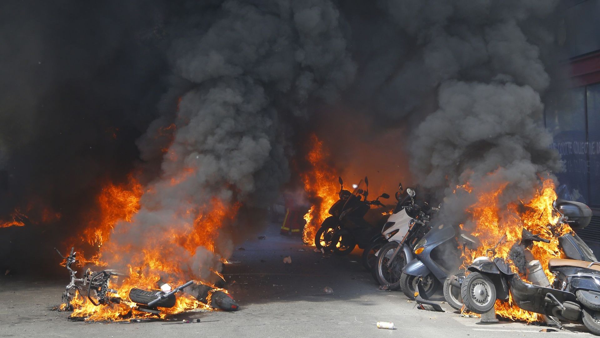 Сблъсъци избухнаха тази събота в Париж по време на демонстрация