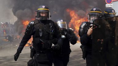Нови размирици в Париж, стотици арeстувани при протест на "жълтите жилетки" (снимки/на живо)