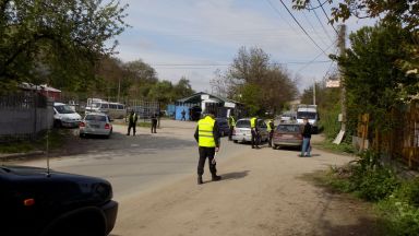 Задържани са участници в телефонна измама извършена на територията на