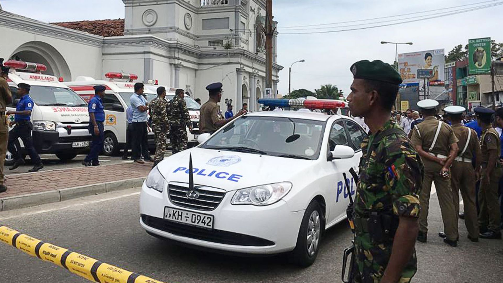 Експлозии избухнаха в две църкви в Шри Ланка по време