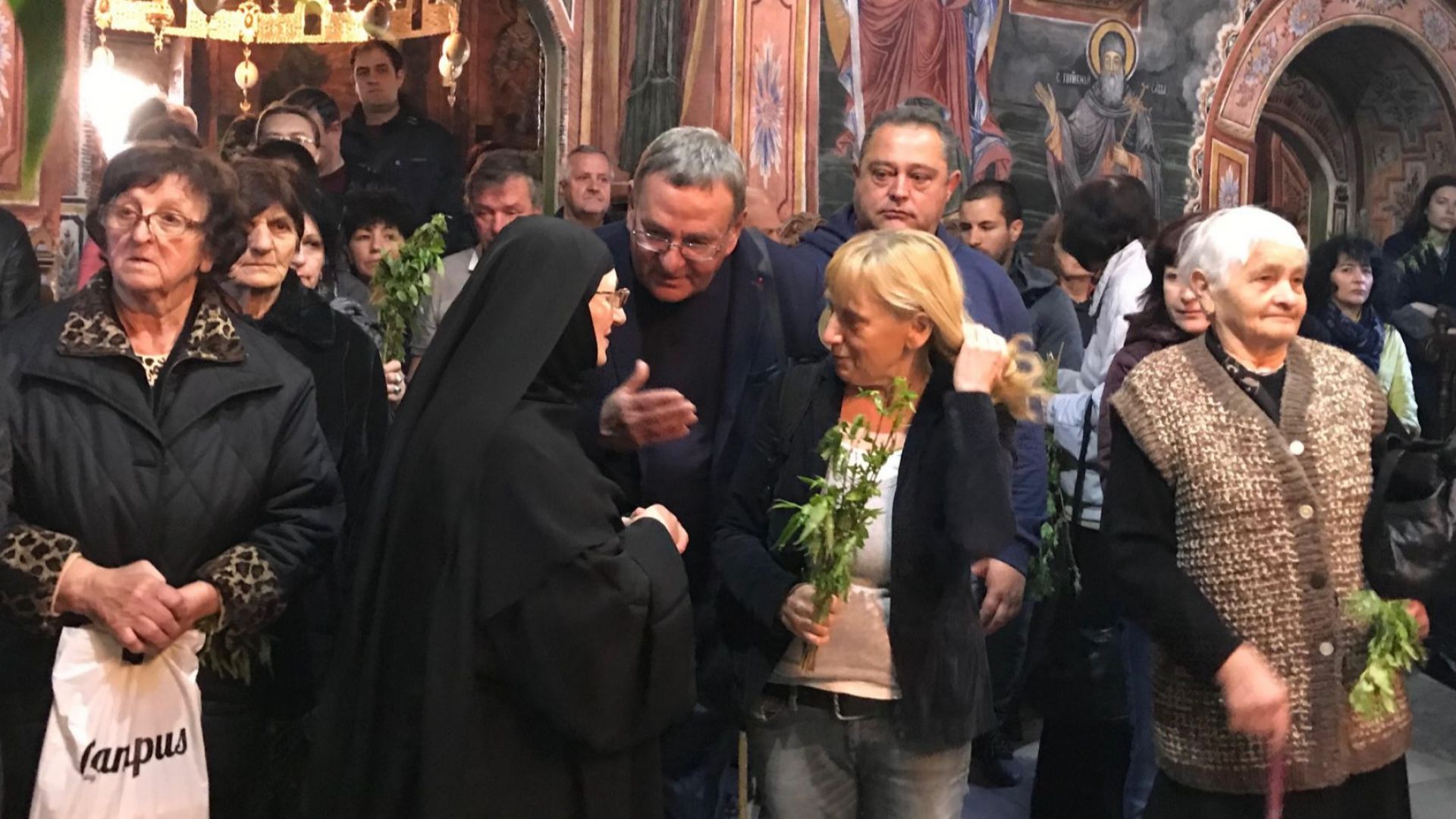 Елена Йончева посети Троянския манастир на Цветница