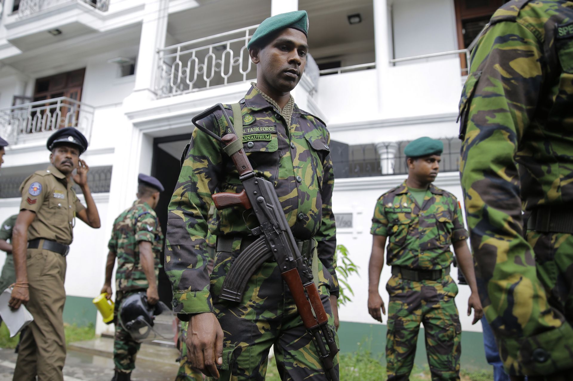 Силите за сигурност на Шри Ланка пред сграда, където се смята, че е скрит екстремист, свързан с взривовете