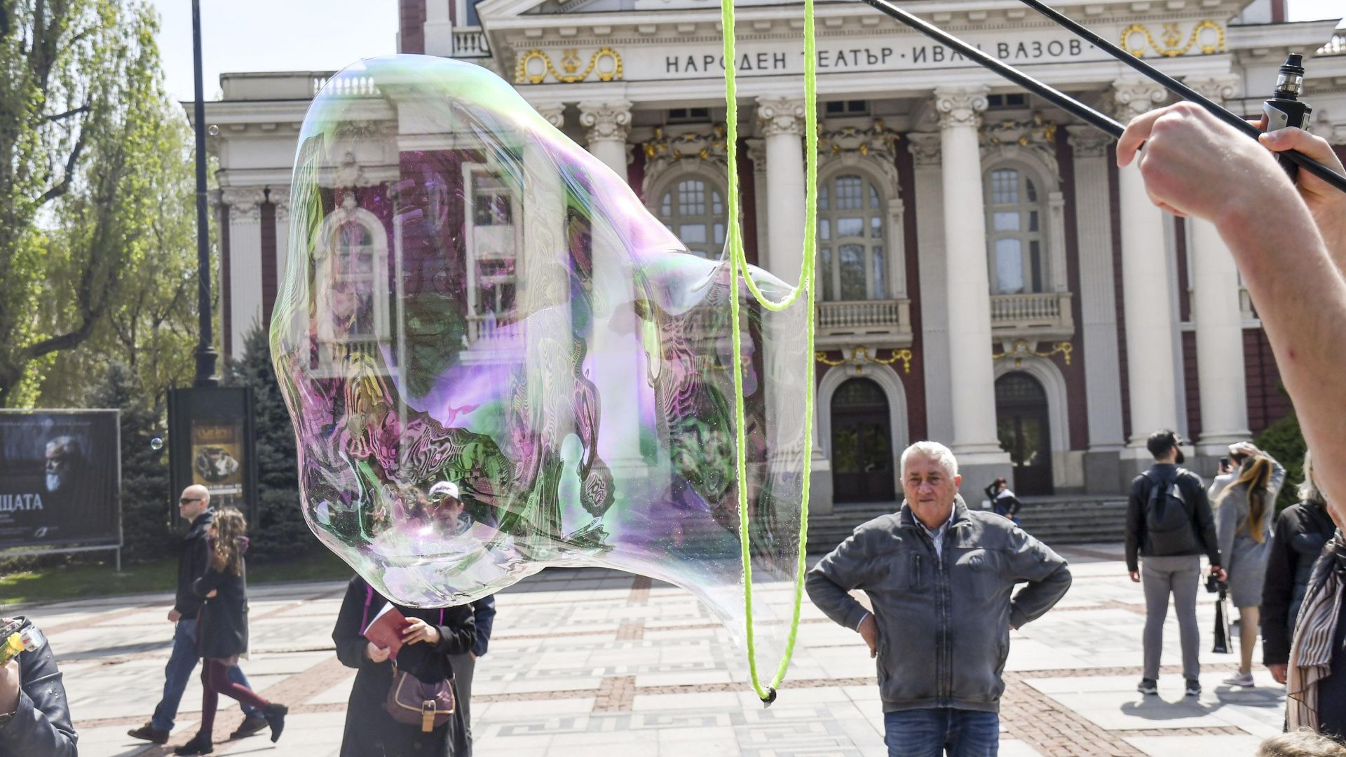 С акция Балони на любовта пред Народния театър в София
