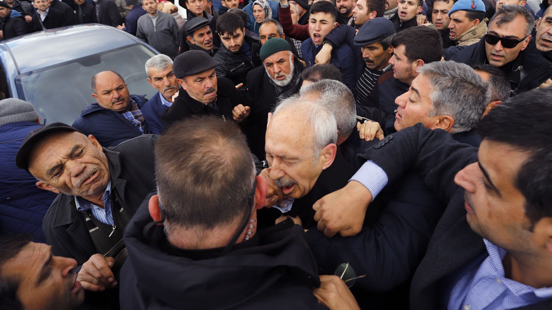Нападнаха опозиционен лидер в Турция по време на погребение (видео)