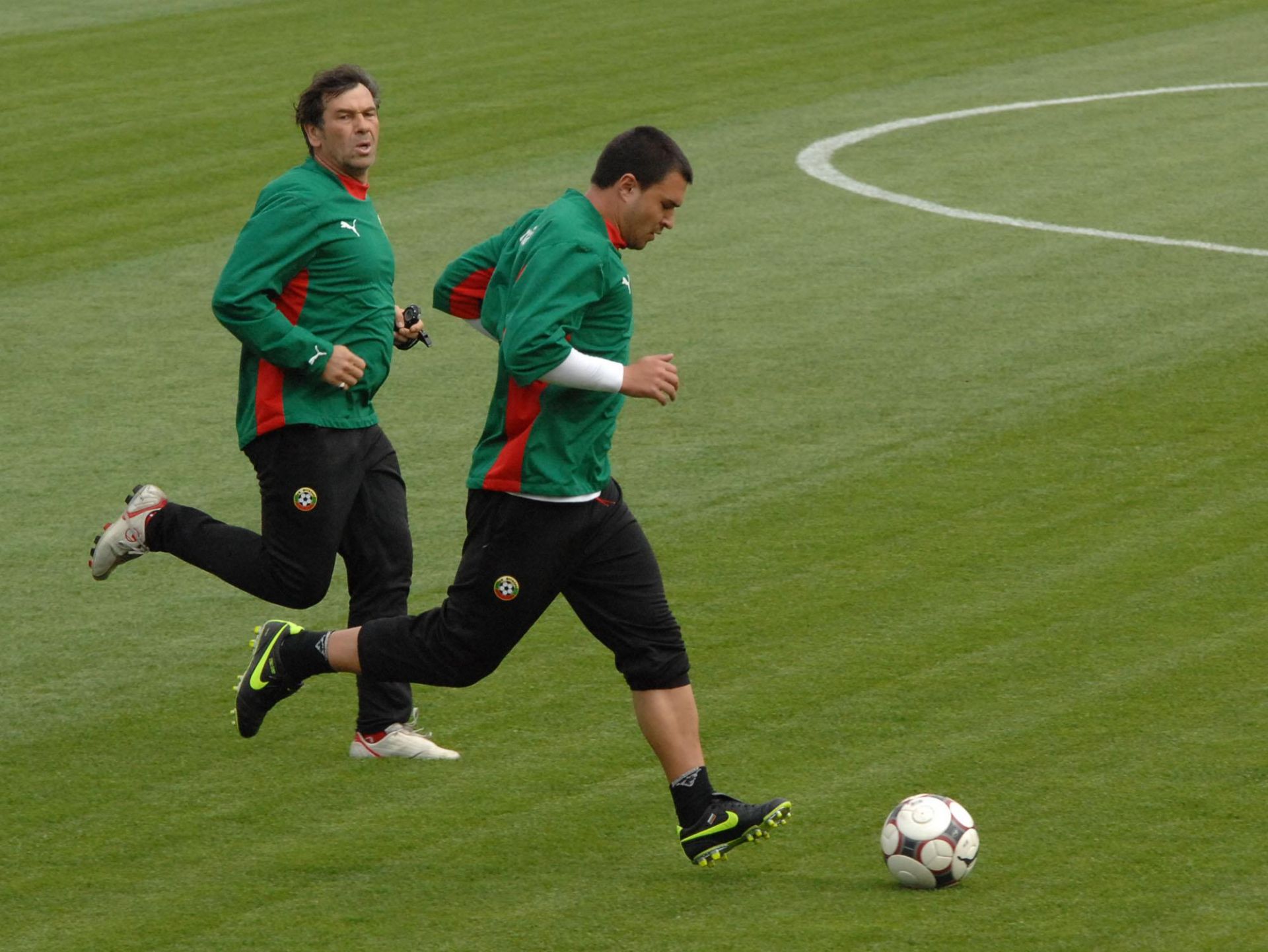 31 март 2009 г. - Красимир Безински и Валери Божинов разгряват на тренировка пореди мача на националния отбор с Кипър