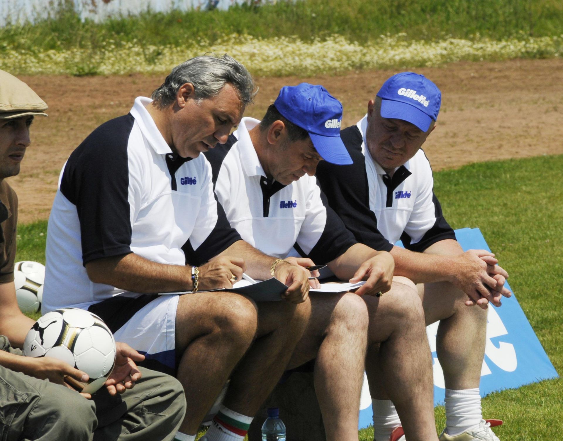 17 май 2008 г. - Христо Стоичков, Красимир Безински и Илиян Киряков си водят бележки при оглед на млади футболисти