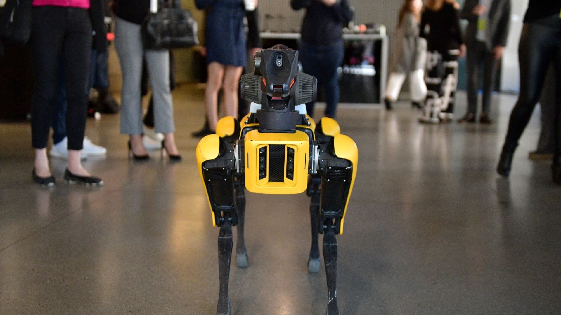 Роботите на Boston Dynamics участваха в модното ревю на Coperni в Париж