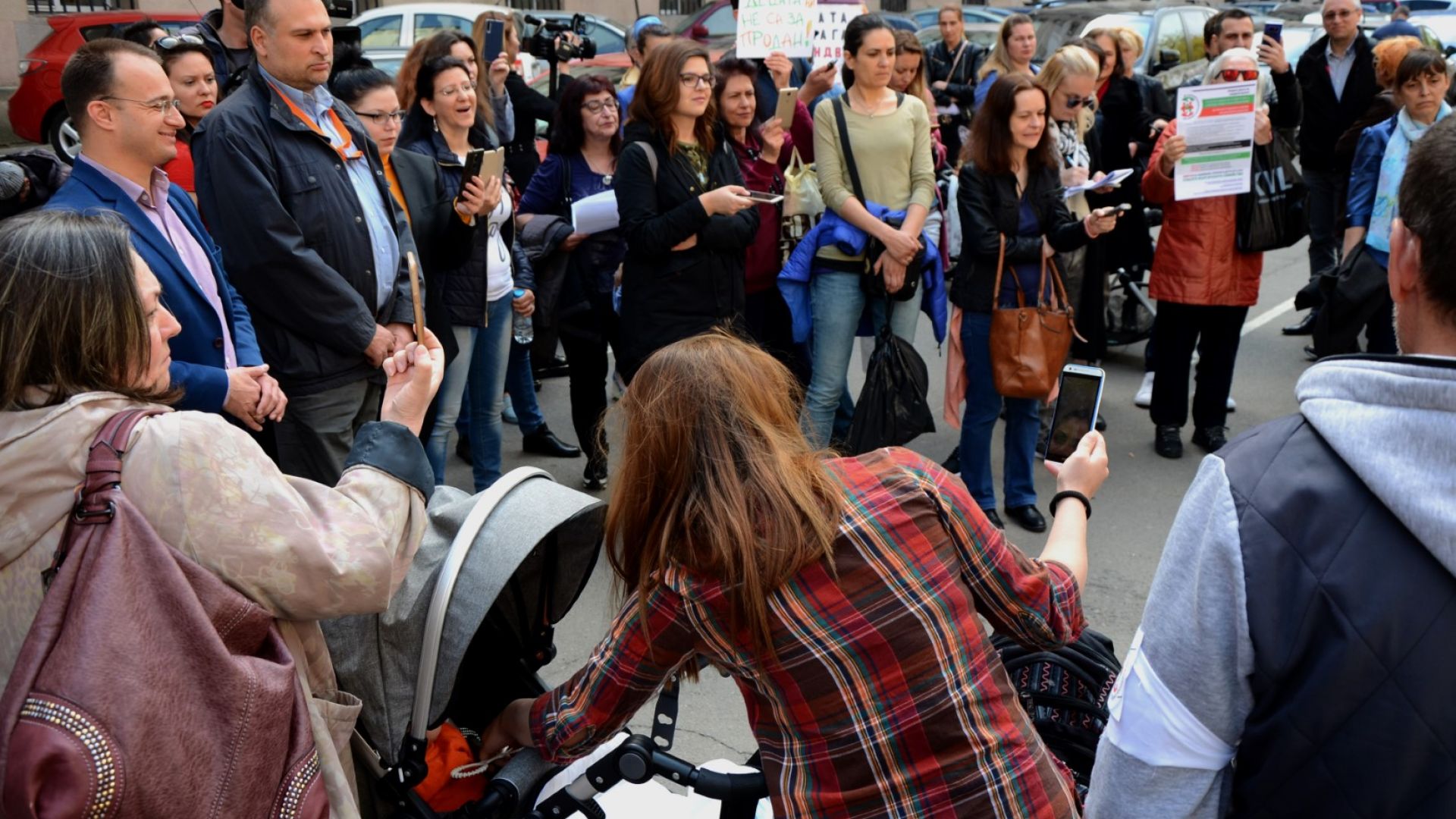 Недоволни граждани протестираха пред сградата на Министерството на труда и