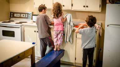 Децата, които помагат в домакинството, се справят по-добре в училище
