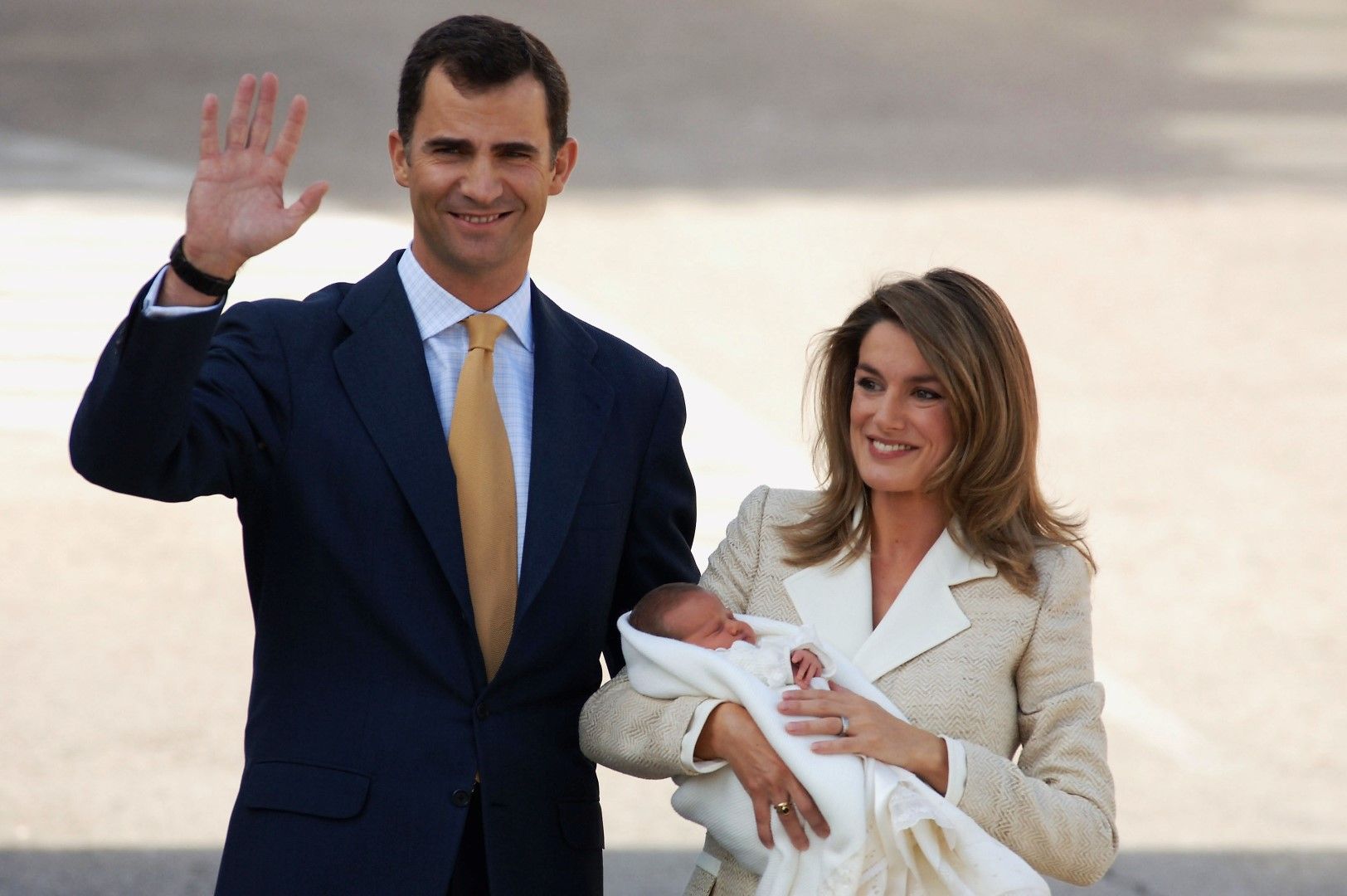 Испанският престолонаследник принц Фелипе (сега крал Фелипе VI) и принцеса Летисия (сега кралица Летисия) с новородената си дъщеря Леонор - 7 ноември 2005