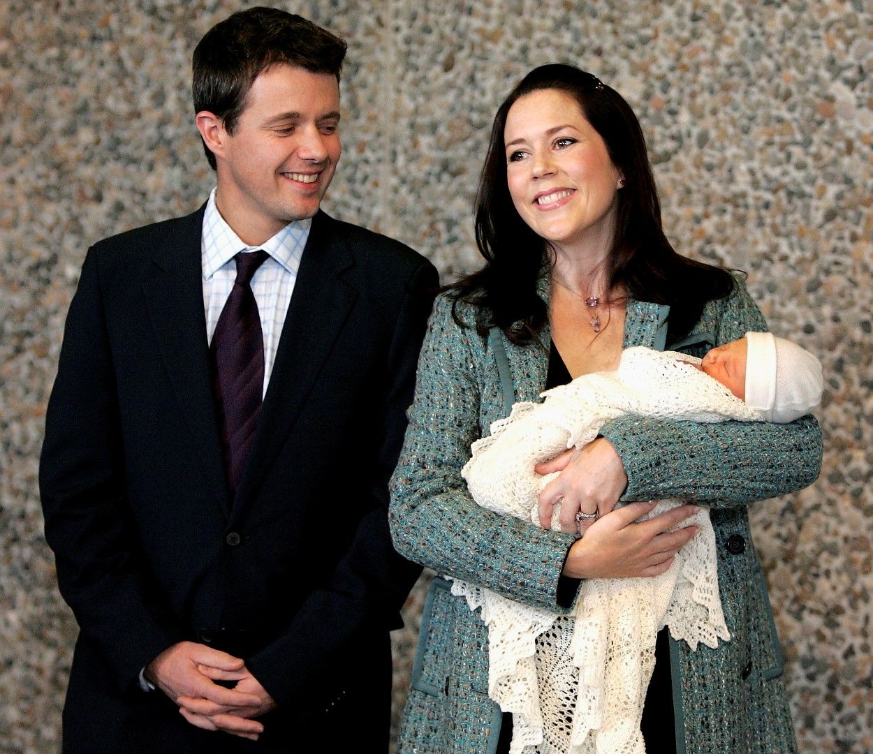 Датският принц Фредерик и принцеса Мери позират с новородения си син - 18 октомври 2005