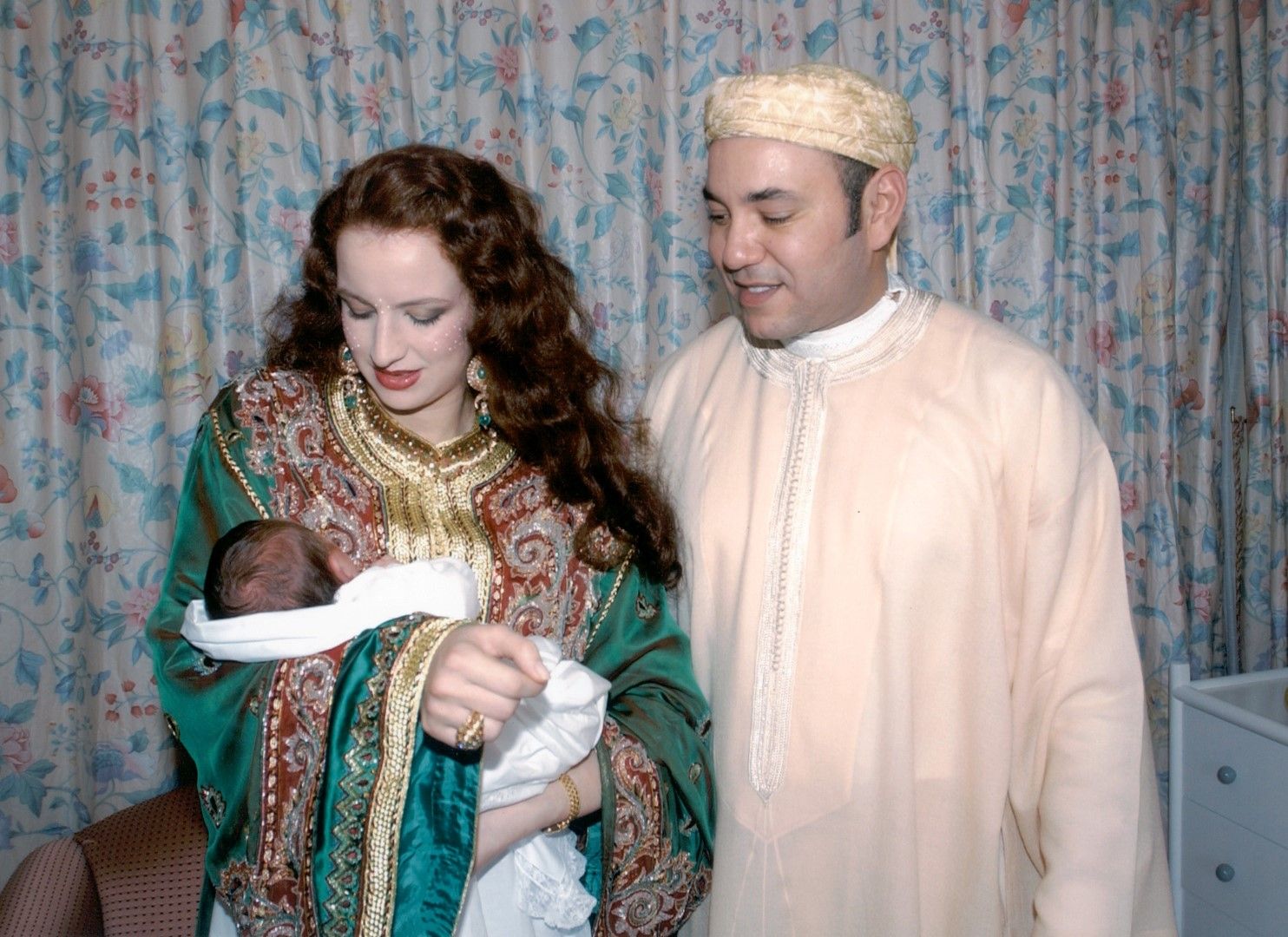 Мароканската кралица Лайла Салма, крал Мохамед VI със сина им Мулай Ал Хасан на 15 май 2003