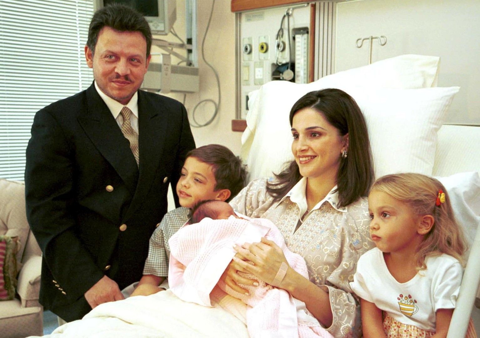 Кралица Рания, крал Абдул с новородената принцеса Салма - 26 септември 2000