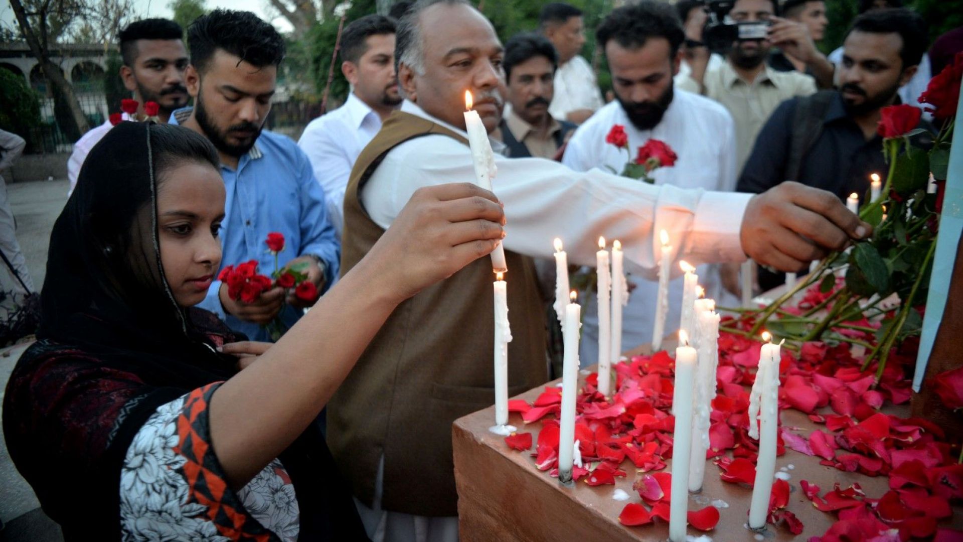 Броят на жертвите на атентатите извършени на Великден в Шри