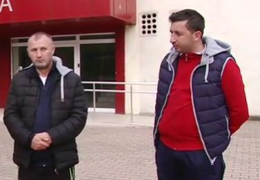 Юсеин Ахмед Т. (в дясно), бащата на загиналото бебе от инцидента с Лютви Местан, застана за първи път пред камера