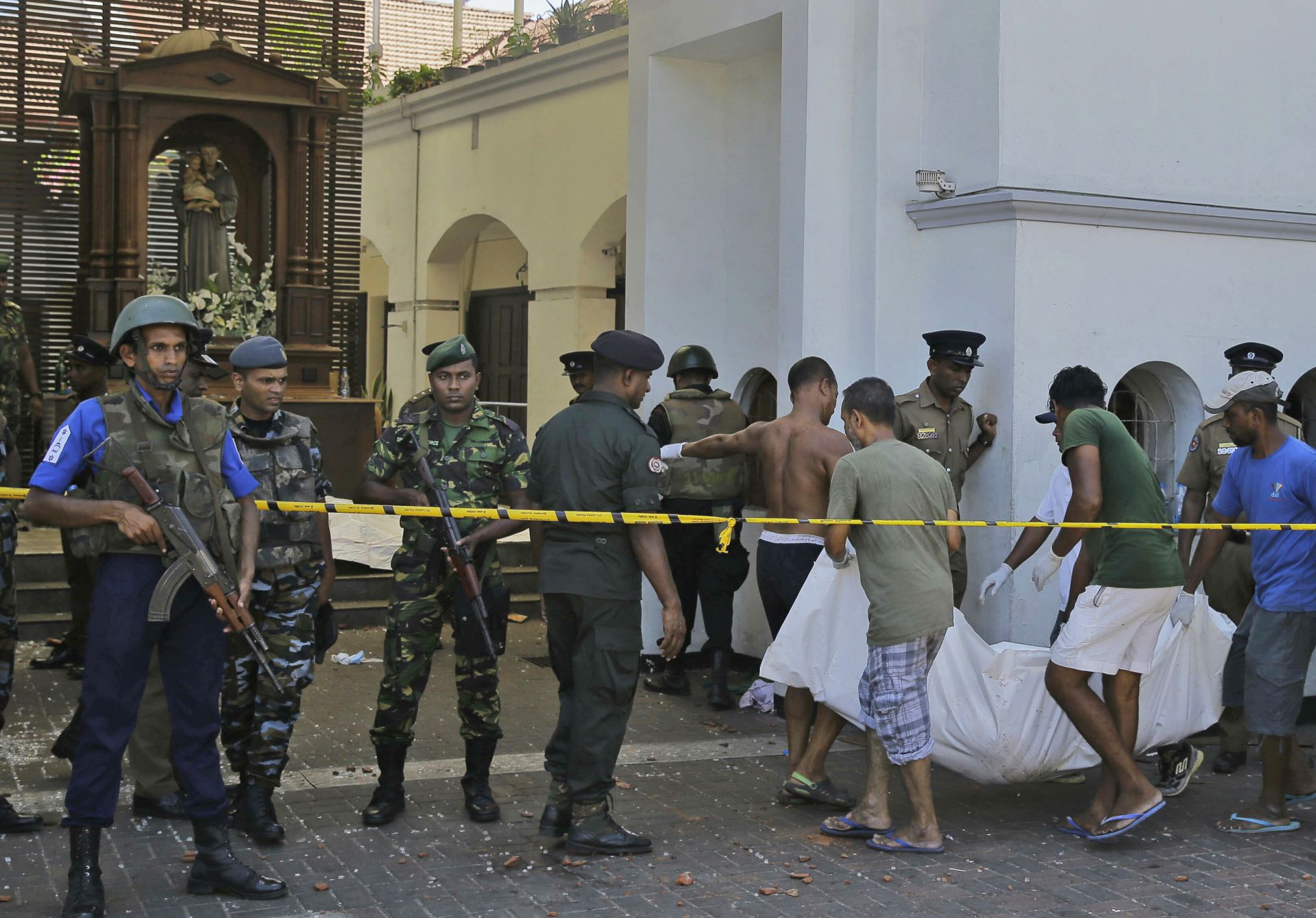 Извънредно положение след атентатите в Шри Ланка
