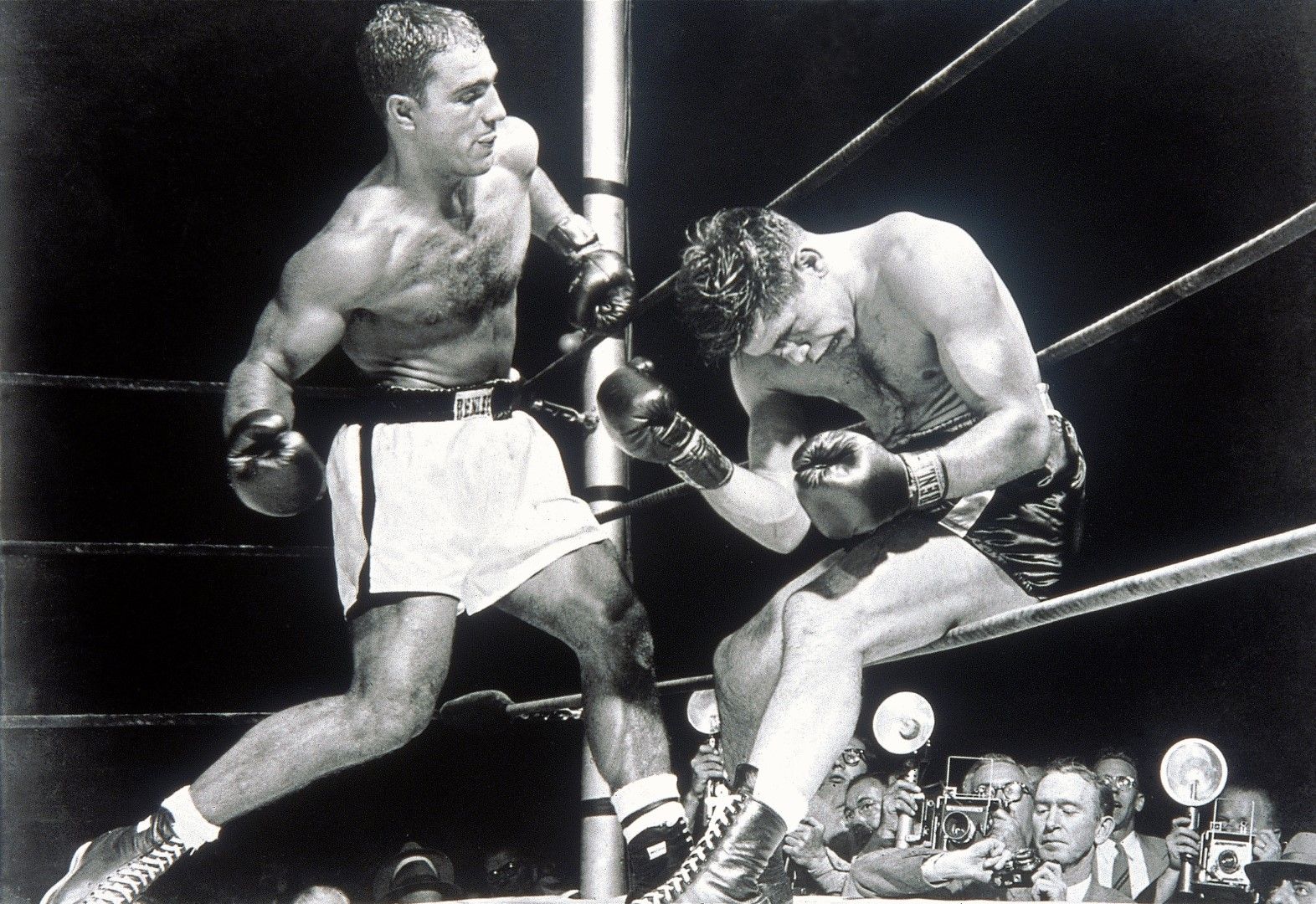 Роки размазва Роланд ла Старца през 1953 г., за да защити титлата си през 1953 г.