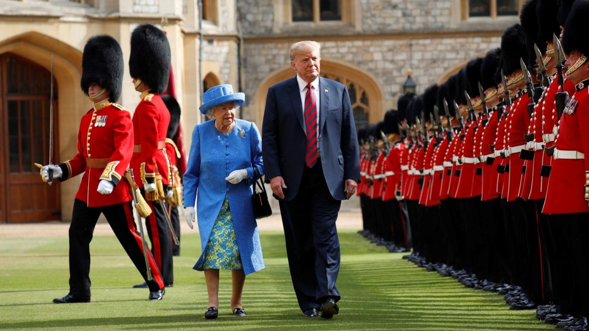 Кралица Елизабет Втора посреща Доналд Тръмп в началото на юни