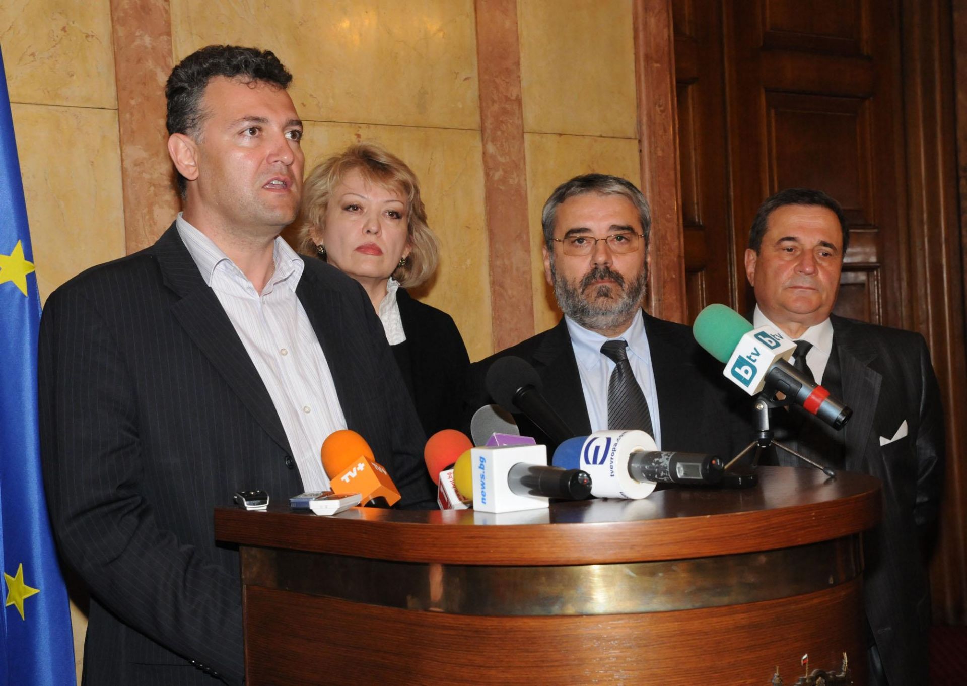 Според Николов (вляво) новата процедура за избор на председател на енергийния регулатор ще започне до месец