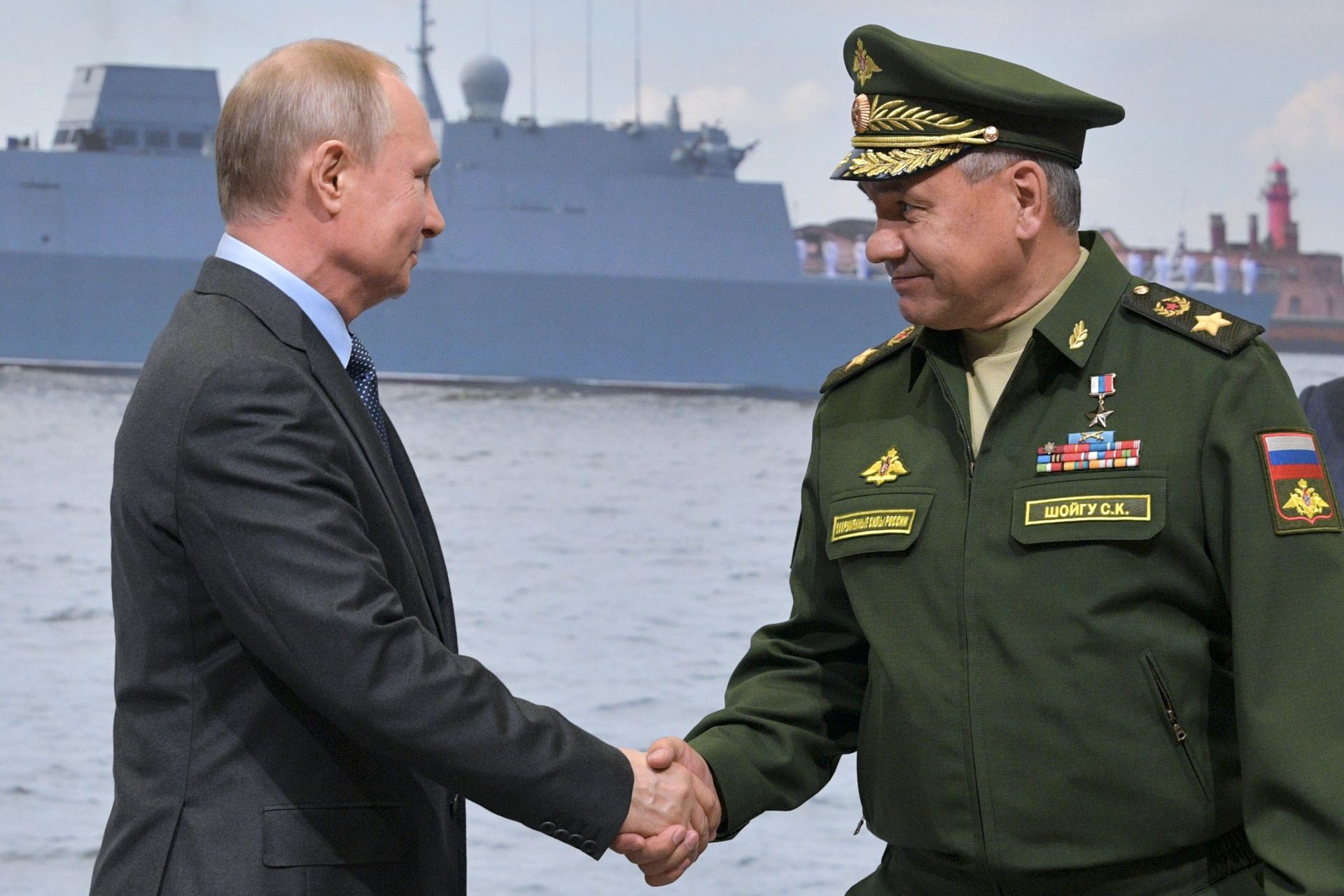Президентът и военният министър Сергей Шойгу се поздравяват с успеха