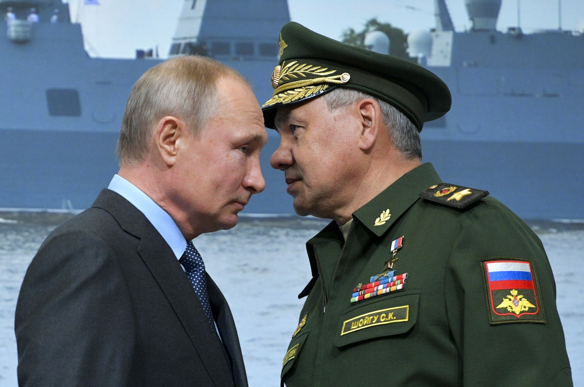 Владимир Путин и военният министър Сергей Шойгу се събраха в Санкт Петербург