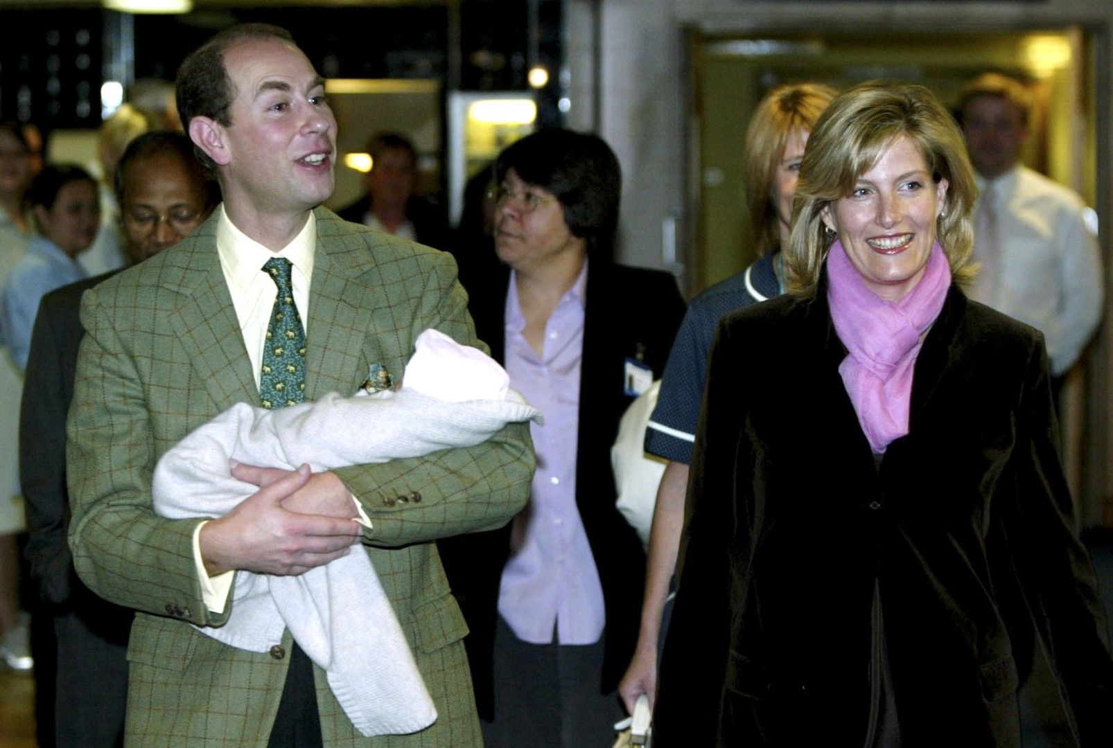 Принц Едуард и съпругата му Софи позират с бебето си пред болница Фримли Парк - 23 ноември 2003