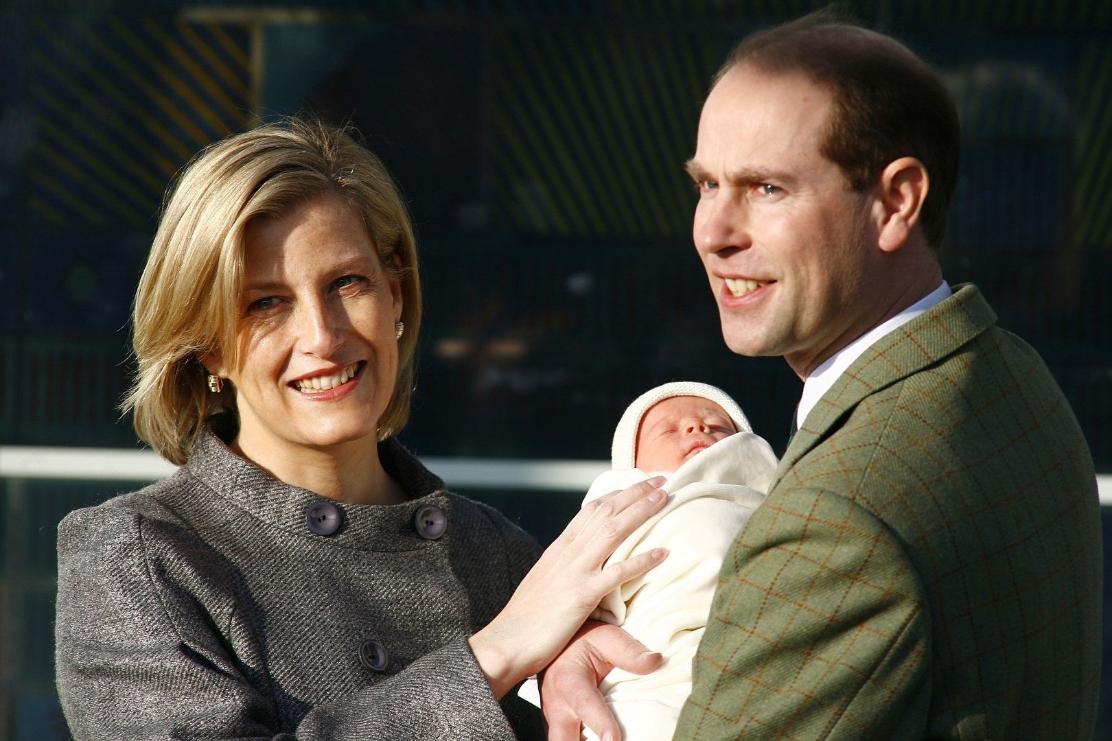 Принц Едуард и съпругата му Софи със сина си пред болница Фримли Парк - 20 декември 2007