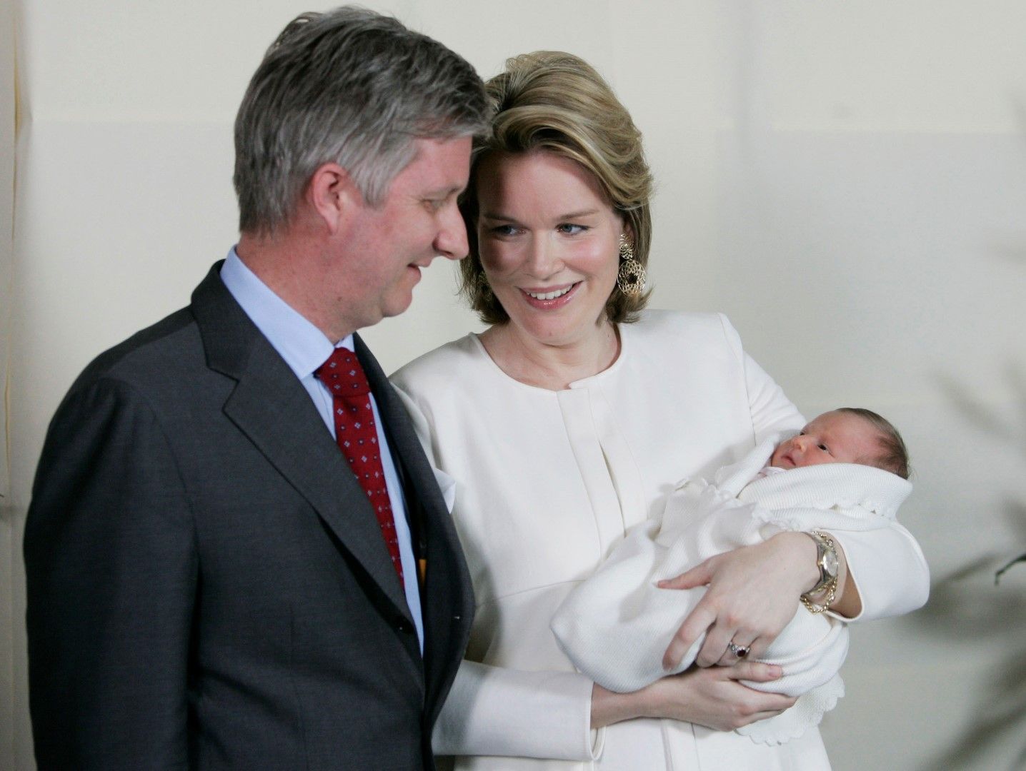 Белгийският принц Филип и принцеса Матилд представят дъщеря си Елеонор - 21 април 2008 г., Андерлех