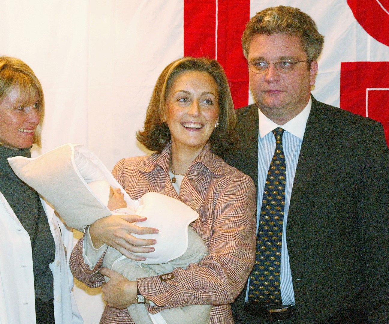 Белгийската принцеса Клер и принц Лоран с новородената си дъщеря Луиз Софи Мари - 11 февруари 2004 в Брюксел 