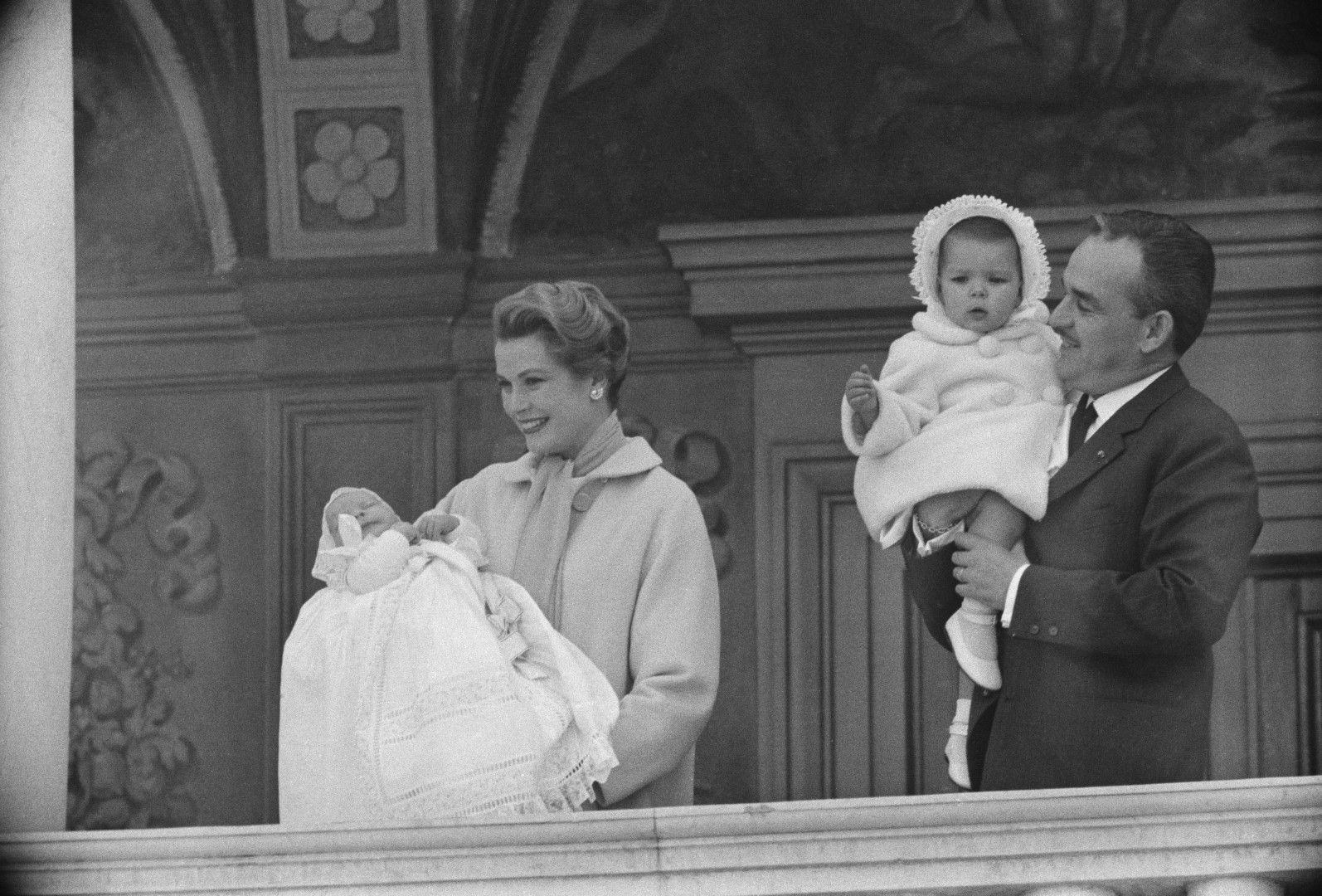 Кралят на Монако Райнер III държи принцеса Каролин, а съпругата му Грейс Кели представя принц Албер II - април 1958