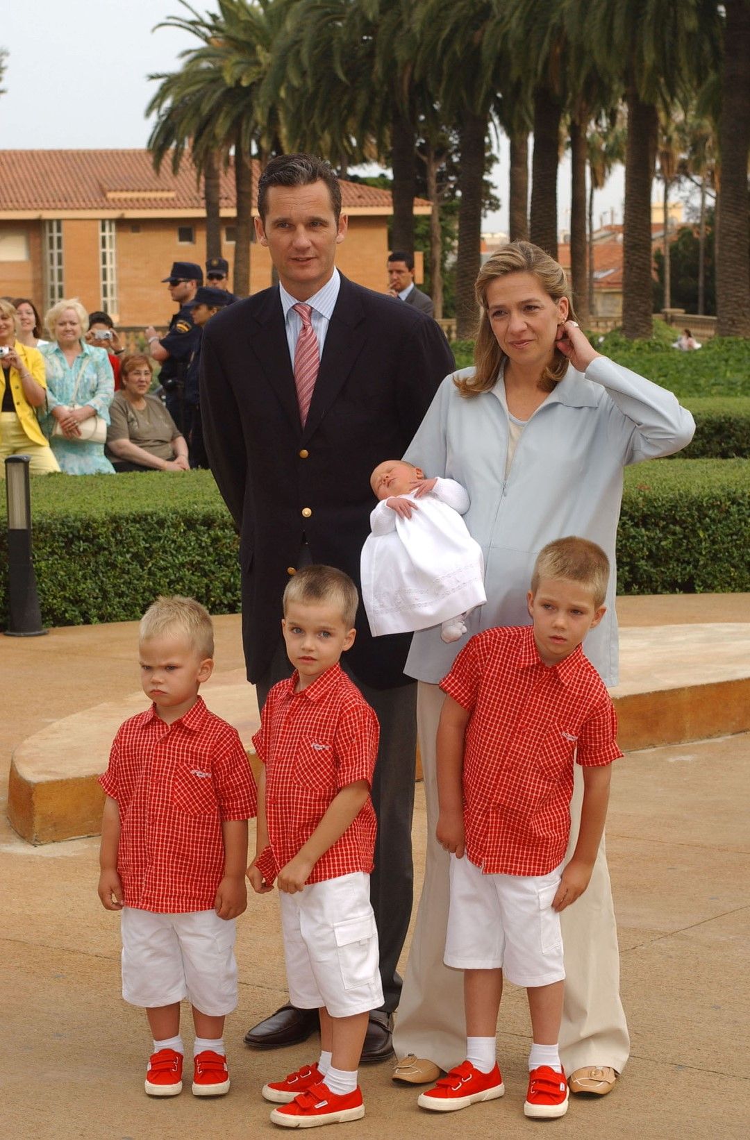 Испанската принцеса Кристина и съпругът ѝ Инаки с новородената си дъщеря Ирен - първото момиче след трима синове - 8 юни 2005