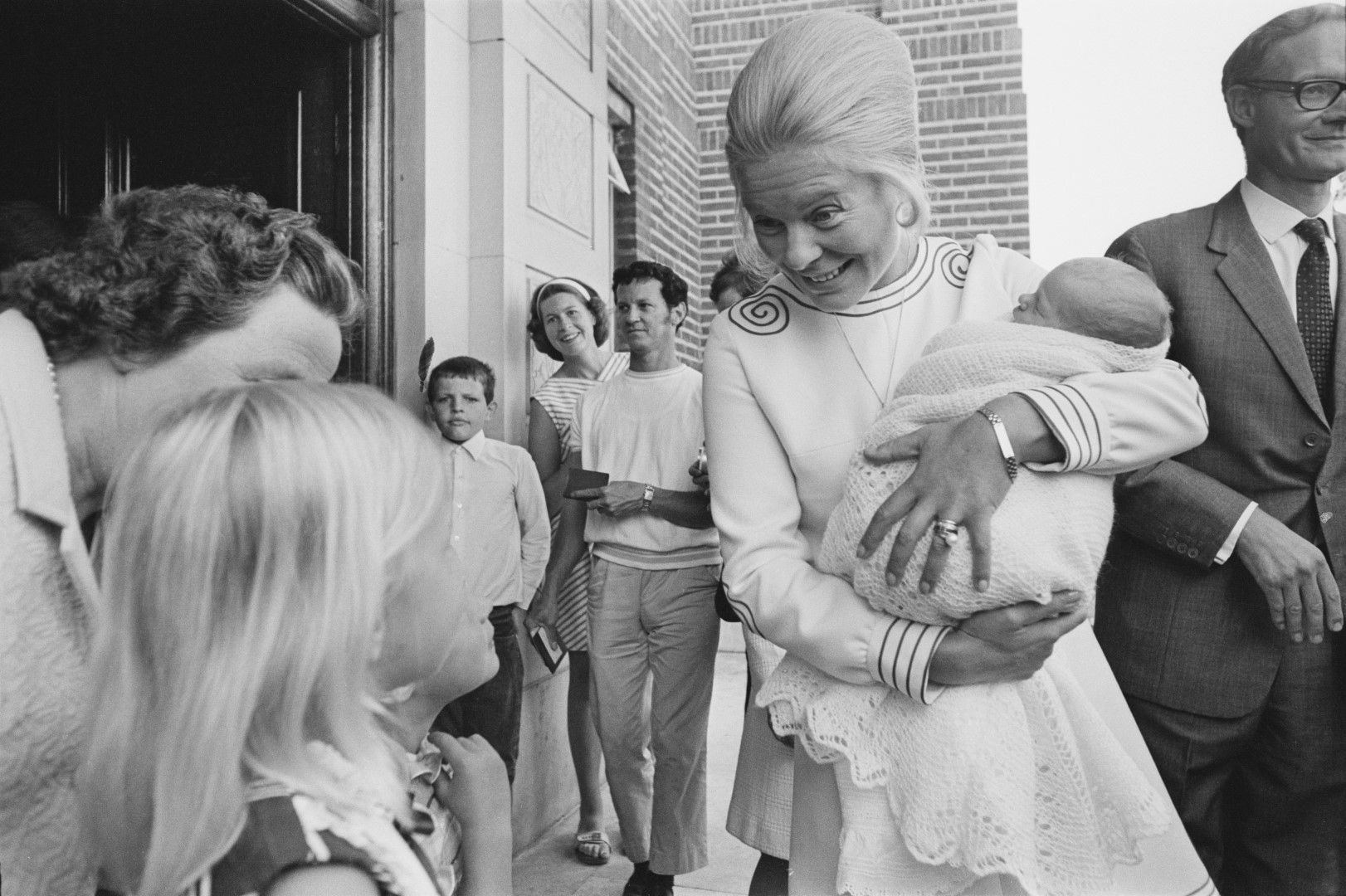 Херцогинята на Кент с новородения Никълъс - 31 юли 1970