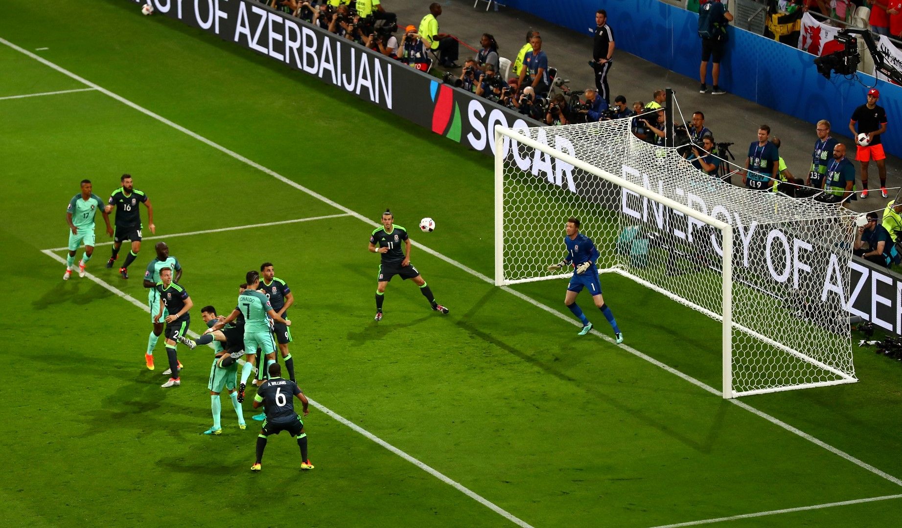 Роналдо бележи срещу Уелс в полуфинала на Евро 2016. Рекламните пана отзад са интересни... Генерален спонсор на първенството бе... реално държавата Азербайджан