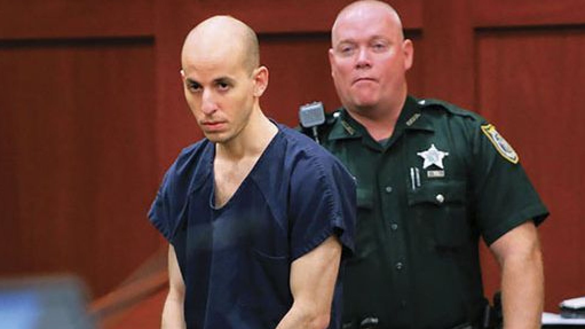 Облечен в болничната си униформа Грант Амато прекарал часове наред