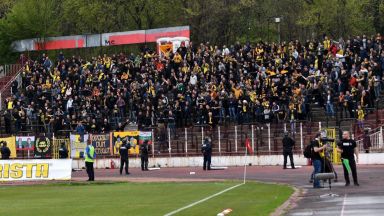 Полиция ескортира феновете на Ботев и Локо от Пловдив до София за финала