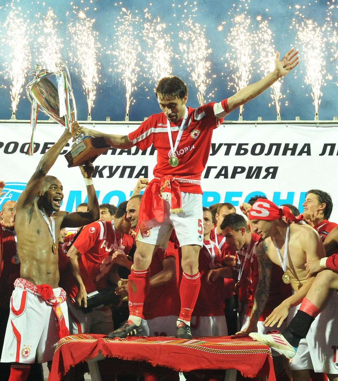 2011 г., ЦСКА - Славия 1:0. Тодор Янчев вдига като капитан Купата на България