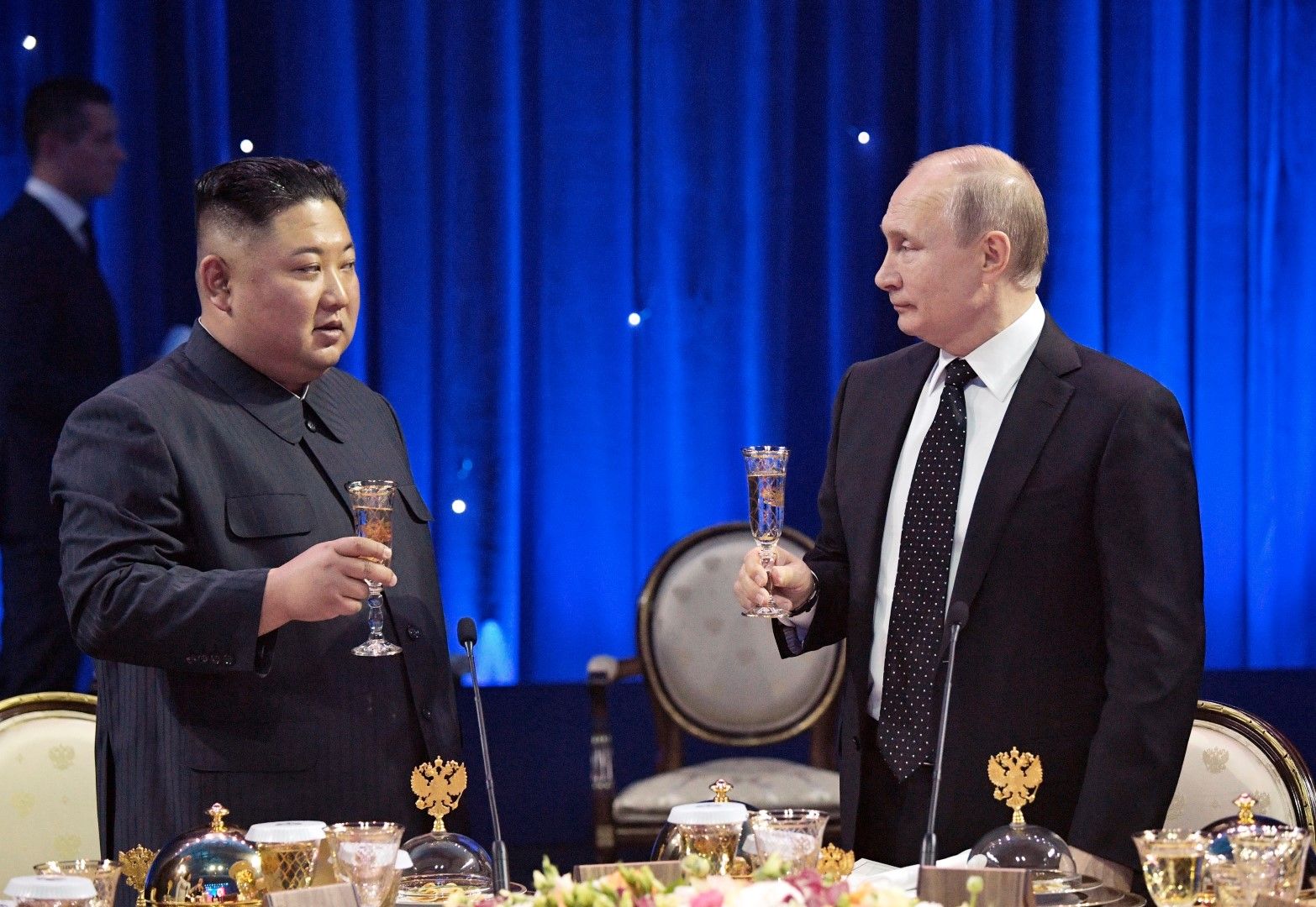 Ким и Путин на приема след разговорите във Владивосток