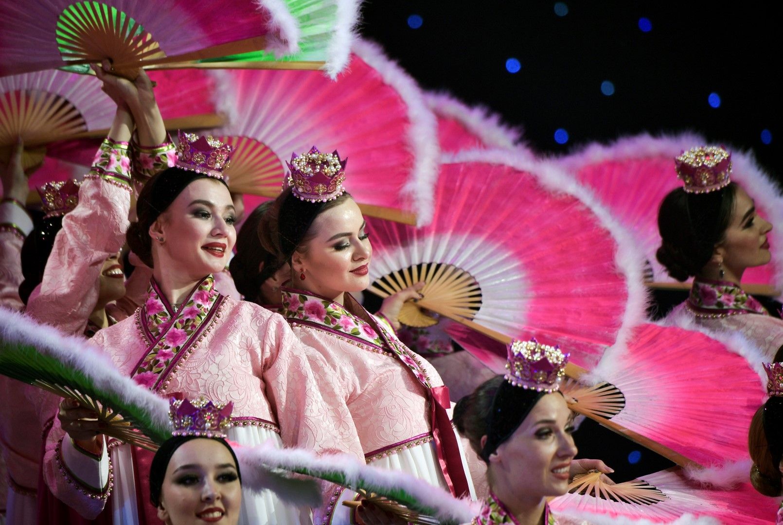 Танцьорки разнообразиха програмата на срещата между Путин и Ким във Владивосток
